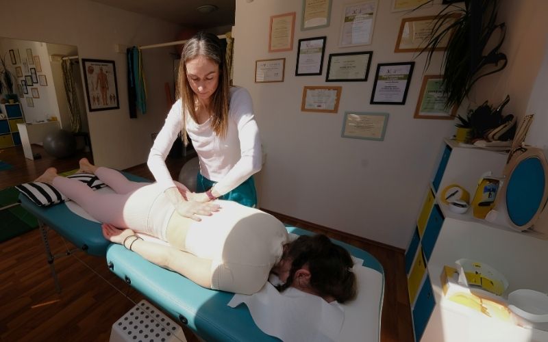 Veronika Mihalská z Lactofyz pri práci masaze a makke techniky Veronika Mihalská z Lactofyz pri práci masaze a makke techniky