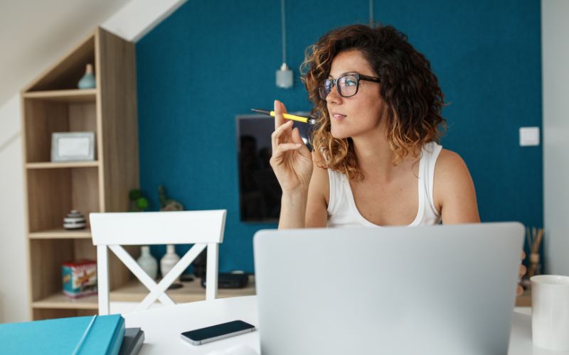 Žena premýšla, rečo práve články na blog su také dôležité