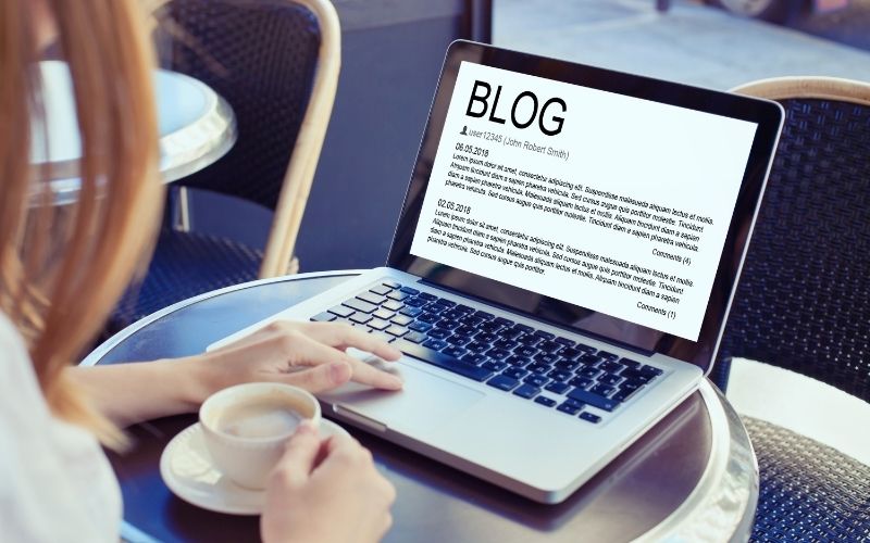 Žena píše články na blog, pretože sú ako tichá a trpezlivá práca v pozadí.