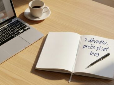 Otvorený zápisník s textom „7 dôvodov, prečo písať blog“ na pracovnom stole s laptopom a kávou