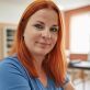 Fyzioterapeutka Janka Školníková vo svojom pracovnom priestore počas fotenia pre web fyzioterapeutku Fyzio Srdcom